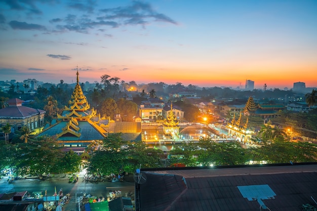 Horizonte de Yangon em Mianmar com belo pôr do sol