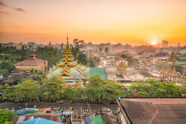 Horizonte de Yangon em Mianmar com lindo nascer do sol