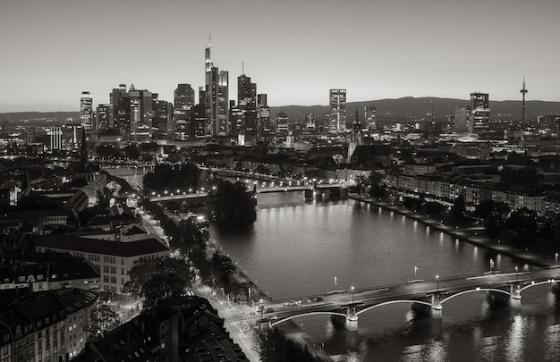 Horizonte del distrito financiero de Frankfurt en colores blanco y negro