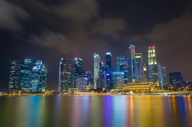 Horizonte del distrito financiero de Singapur en la noche.