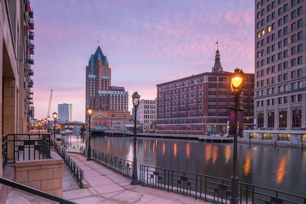 Horizonte do centro com edifícios em milwaukee ao entardecer, em wisconsin, eua