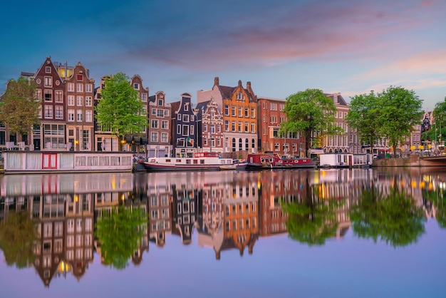 Horizonte do centro da cidade de Amsterdã Paisagem urbana na Holanda ao pôr-do-sol