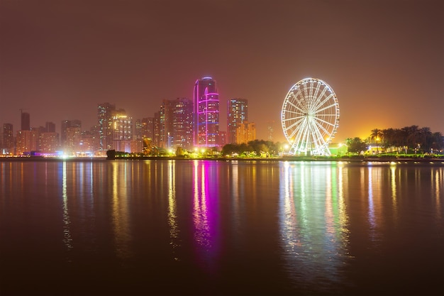 Horizonte do centro da cidade de Sharjah Emirados Árabes Unidos