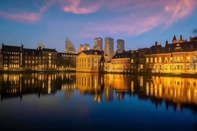 Horizonte do centro da paisagem urbana do parlamento holandês do castelo de Binnenhof de Haia, na Holanda