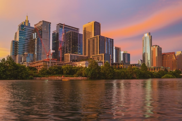 Horizonte do centro de austin texas nos eua austin sunset no rio colorado night sunset city reflec