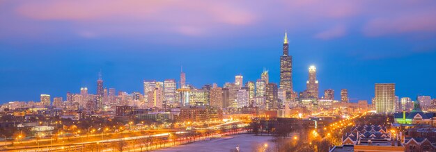 Horizonte do centro de chicago ao pôr do sol em illinois, eua