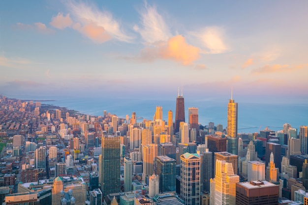 Horizonte do centro de chicago visto de cima nos eua ao pôr do sol