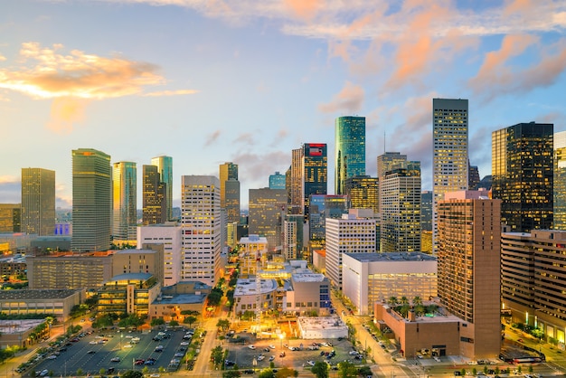 Horizonte do centro de Houston no Texas, EUA, ao entardecer