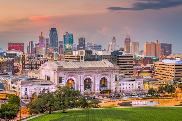 Horizonte do centro de Kansas City, Missouri, EUA, com a Union Station