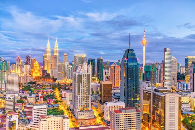 Horizonte do centro de Kuala Lumpur ao entardecer na Malásia