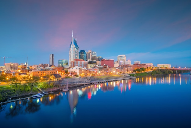 Horizonte do centro de Nashville, Tennessee, com o rio Cumberland nos EUA ao pôr do sol