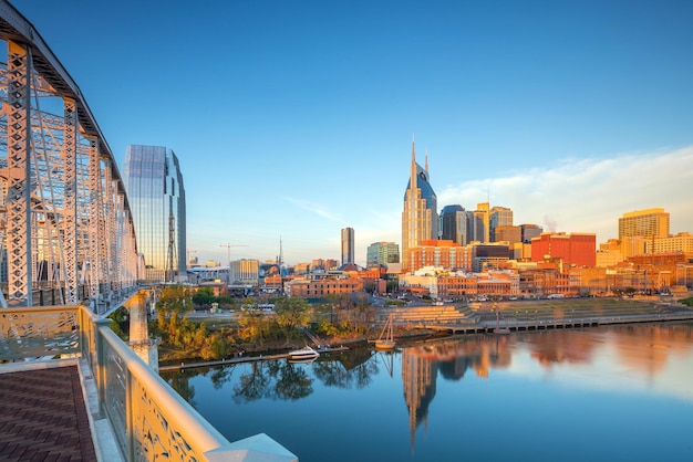 Horizonte do centro de Nashville Tennessee com Rio Cumberland nos EUA ao pôr do sol