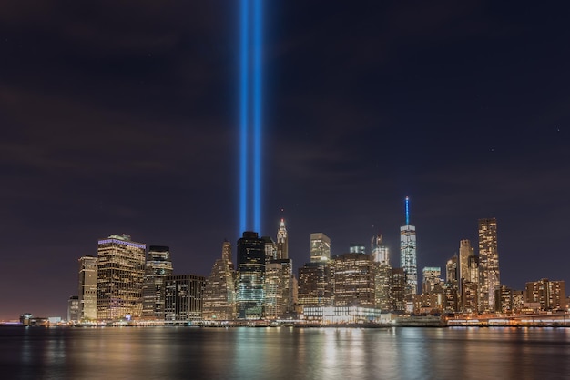 Horizonte do centro de Nova York, Manhattan, à noite, com o Tribute in Light em memória de