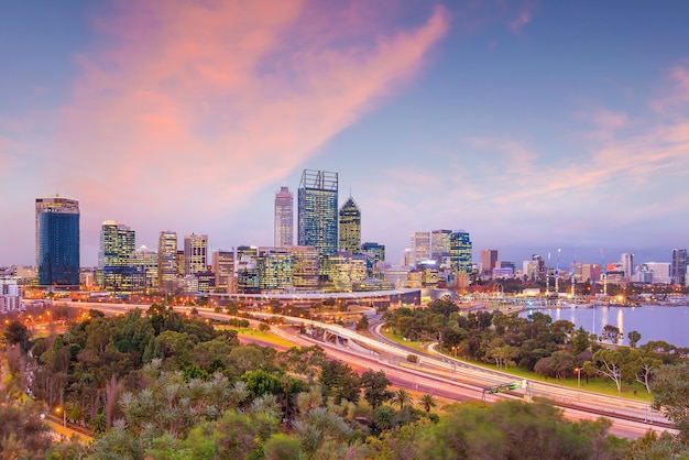 Horizonte do centro de Perth na Austrália ao entardecer