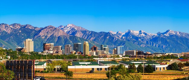 Foto horizonte do centro de salt lake city, em utah, com as montanhas wasatch range