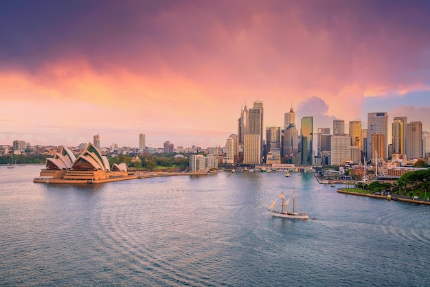 Horizonte do centro de Sydney, na Austrália, visto de cima ao pôr do sol