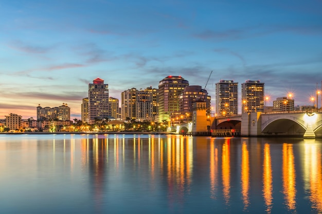 Horizonte do centro de West Palm Beach Florida EUA na Intracoastal Waterway