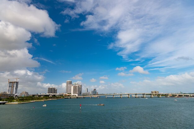 Horizonte do horizonte de Miami horizonte de miami e paisagem urbana horizonte de miami com imagem de barcos do horizonte de miami