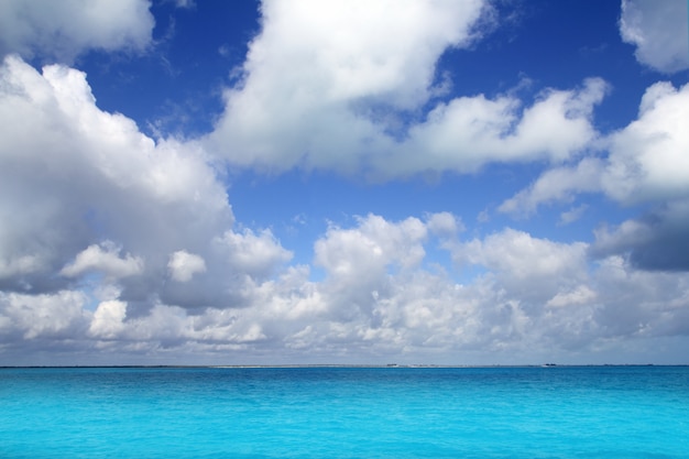 Horizonte do mar do Caribe no dia de férias de céu azul
