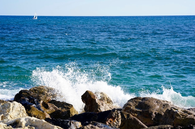 Horizonte do mar em um dia ensolarado de verão