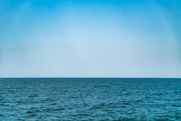 Horizonte do mar Água azul e céu