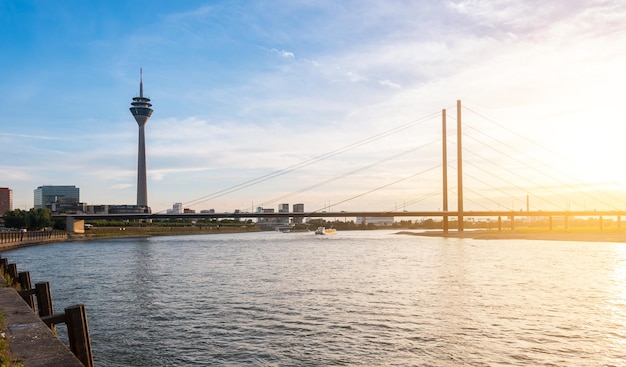 Horizonte do pôr do sol de verão de Duesseldorf