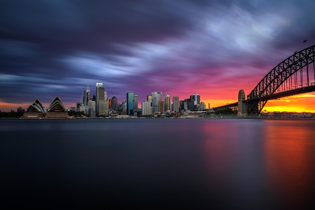 Horizonte do sol de Sydney com Harbour Bridge