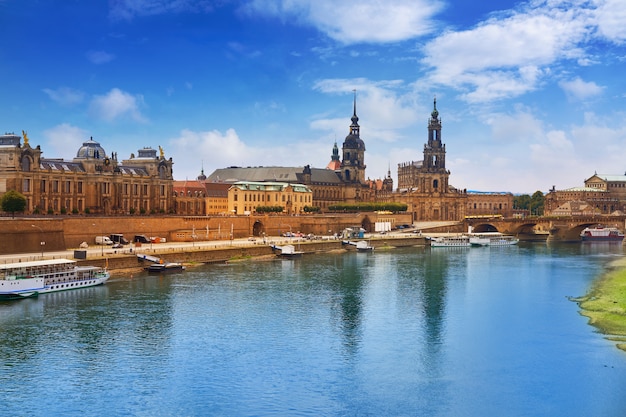 Horizonte de Dresden y el río Elba en Sajonia Alemania