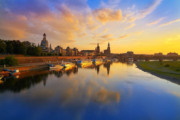 Horizonte de Dresden y el río Elba en Sajonia Alemania