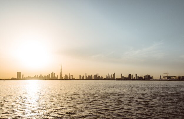 Horizonte de Dubai al atardecer