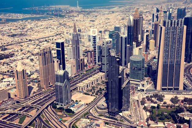 Horizonte de Dubái en la ciudad moderna al atardecer con rascacielos