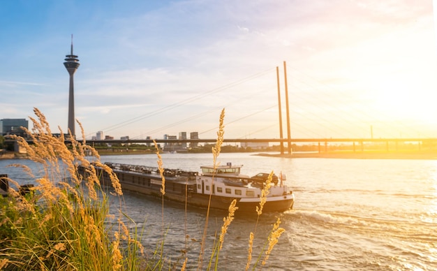 Horizonte de Düsseldorf al atardecer en el río Rin.