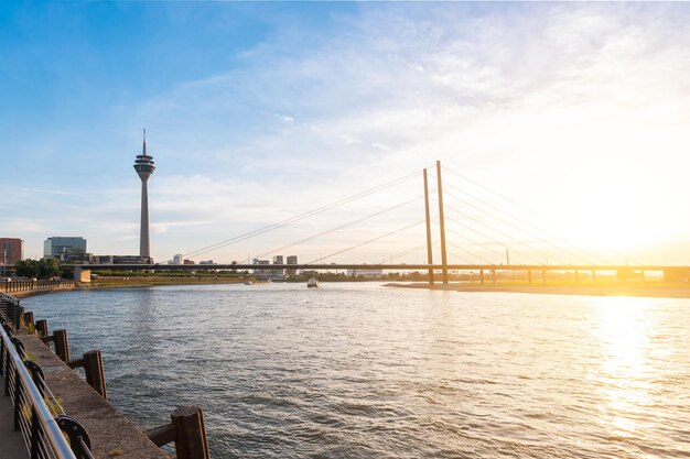 Horizonte de Düsseldorf al atardecer en el río Rin.