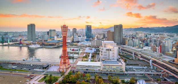 Horizonte e Porto de Kobe no Japão ao entardecer