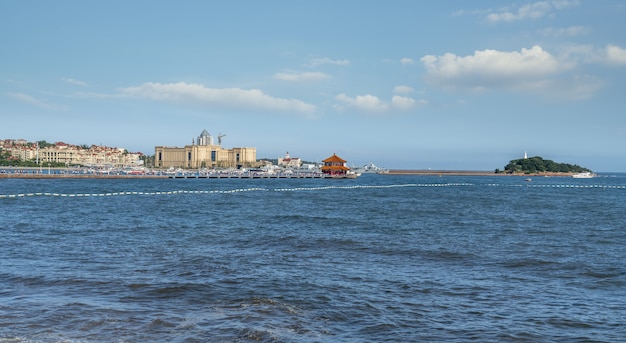 Horizonte del edificio de la costa de la bahía de Qingdao