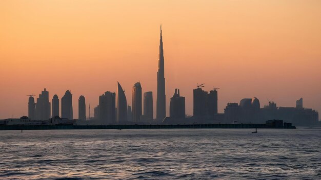 Foto el horizonte de los edificios de abu dhabi desde el mar