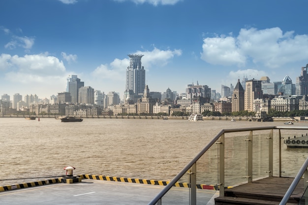 Horizonte de edificios antiguos en el Bund de Shanghai