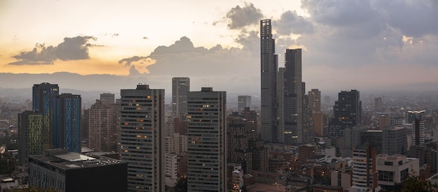 Horizonte de edificios modernos en Bogotá, Colombia durante puesta del sol