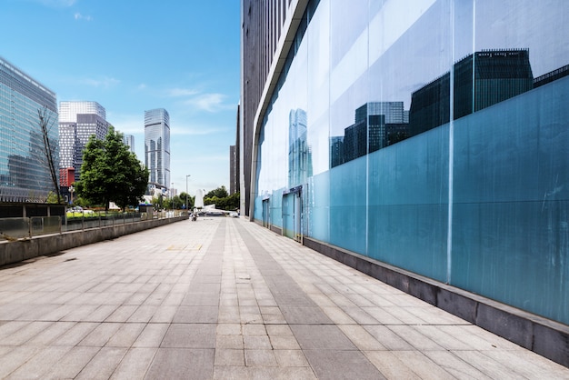 Horizonte y edificios panorámicos con el piso cuadrado concreto vacío en Chengdu, China