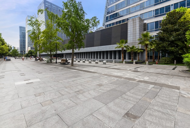 Foto horizonte y edificios panorámicos con el piso cuadrado concreto vacío en chengdu, china