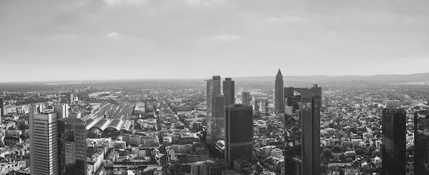 Horizonte de Frankfurt al atardecer Panorama en colores blanco y negro