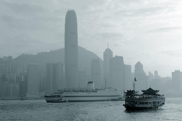 Horizonte de Hong Kong con barcos en el puerto de Victoria en blanco y negro.