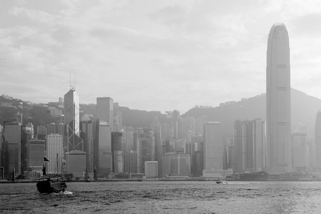 Foto horizonte de hong kong con barcos