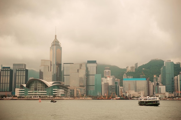 Horizonte de Hong Kong con barcos
