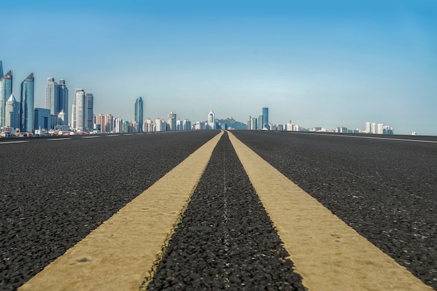 El horizonte del horizonte urbano de la autopista de Qingdao