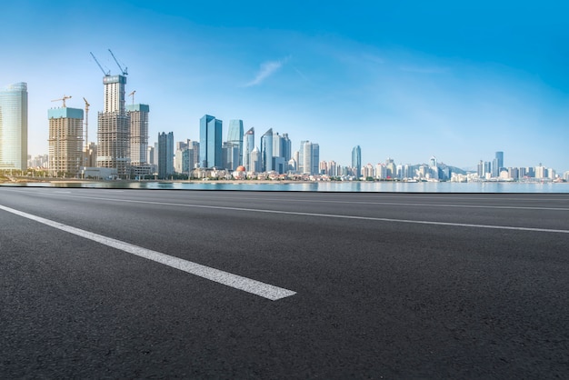 El horizonte del horizonte urbano de la autopista de Qingdao