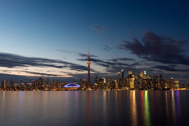 El horizonte iluminado de Toronto con el lago Ontario en primer plano, visto desde la isla central.