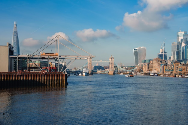 El horizonte invernal de Londres con el puente de la torre y el fragmento a la vista