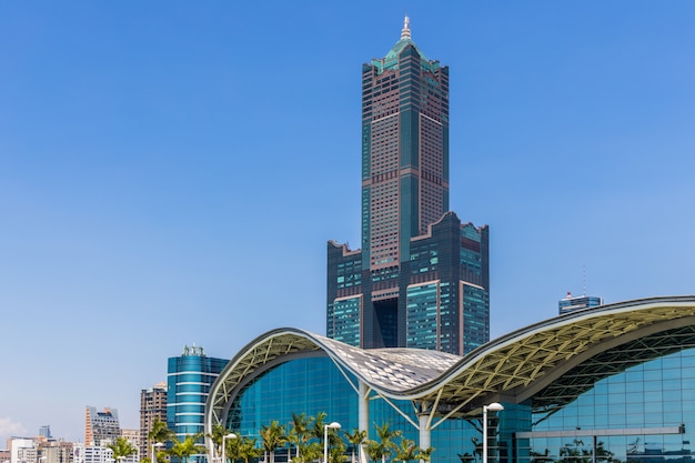 Horizonte de Kaohsiung Taiwan y rascacielos con fondo de cielo azul