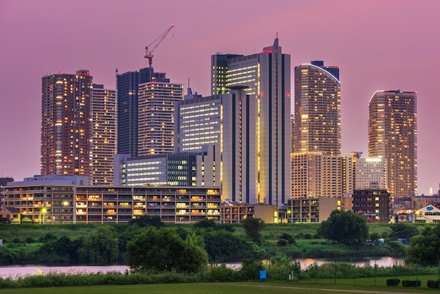 Foto el horizonte de kawasaki japón en el río tamagawa